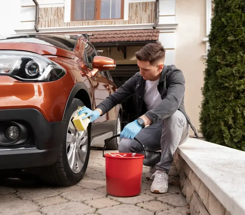 Lavage auto à domicile Putanges-le-Lac : professionnel intervenant sur un véhicule